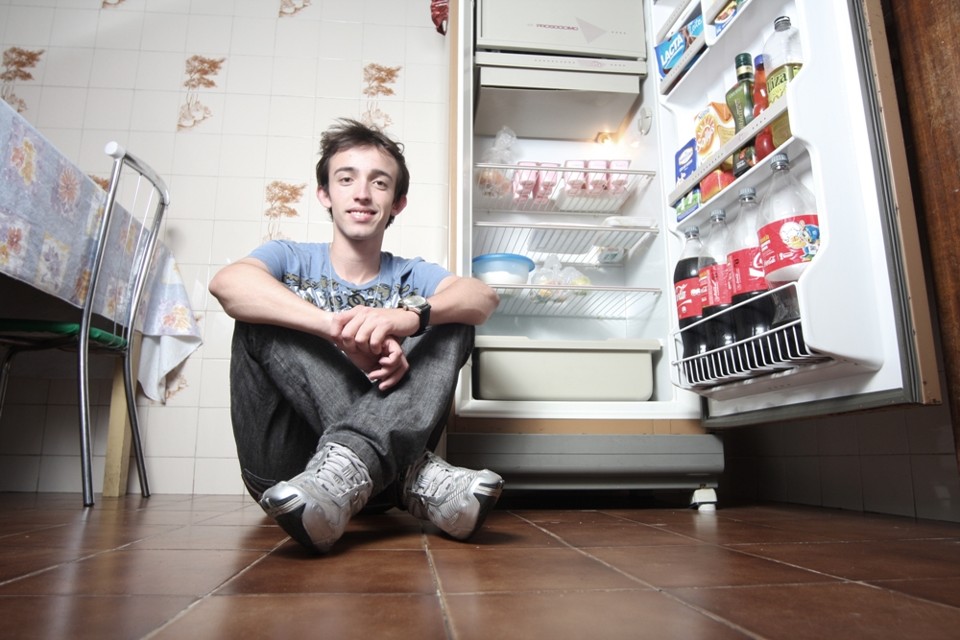 Refrigerante, pizza e lasanha não podem faltar na geladeira de Jonny Fabrício Novak. | Marcos Borges / Gazeta do Povo