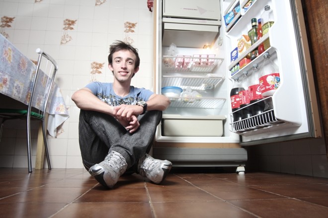 Refrigerante, pizza e lasanha não podem faltar na geladeira de Jonny Fabrício Novak. | Marcos Borges / Gazeta do Povo