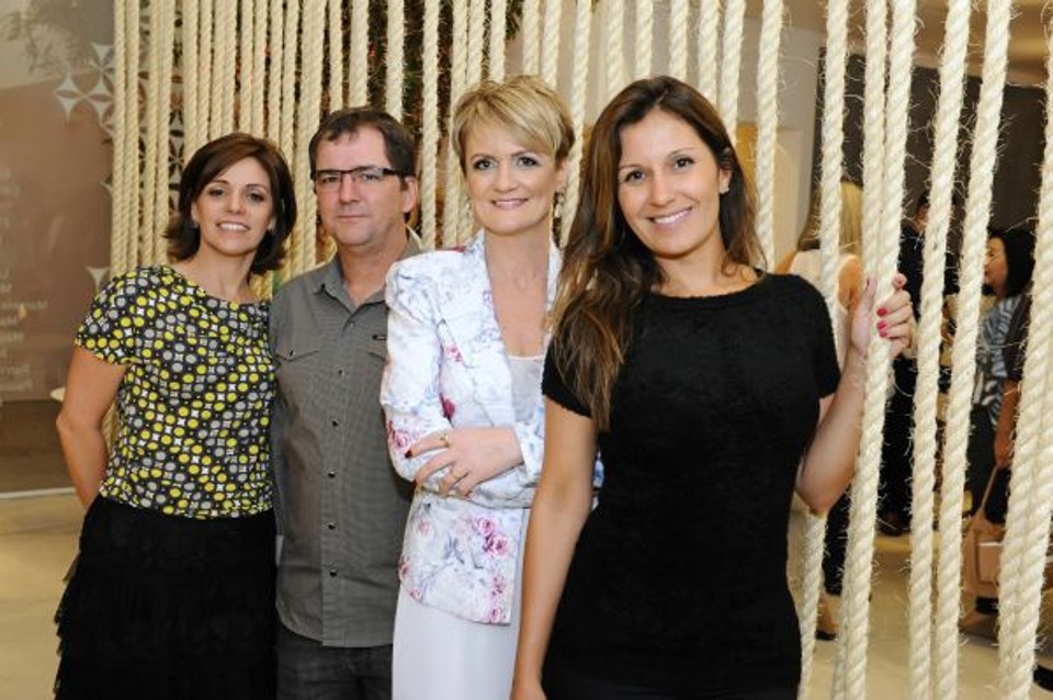 A empresária Eviete Dacól (de roupa clara) recebeu centenas de convidados nesta quarta-feira para o coquetel de inauguração da Inove Galeria, terceira loja do Grupo Inove, na Rua Gonçalves Dias, no Batel. Com ela na foto, a designer Giovana Kimak, o arquiteto André Largura (ambos à esq.) e a artista plástica Cris Conde | Gerson Lima