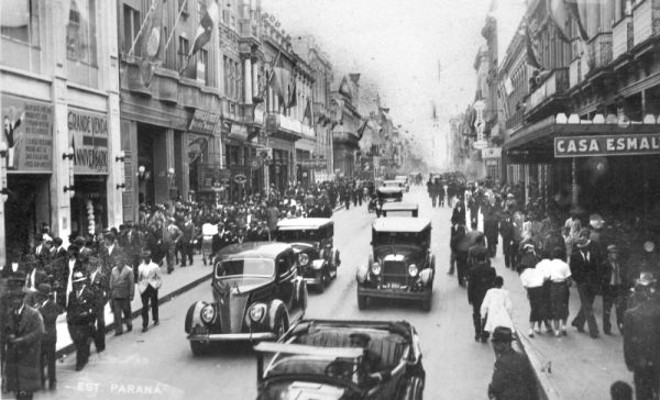 A Rua XV era a alma da cidade. Por ela o povo e os automóveis circulavam para serem vistos. Foto de 1937 |