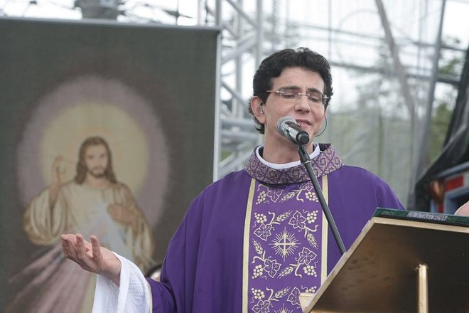 Padre Reginaldo Manzotti durante a celebração da missa em frente do cemitério do Água Verde. | 
