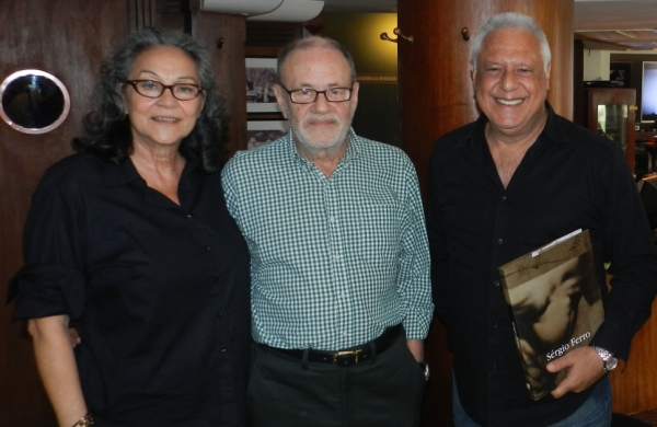 O ator Antonio Fagundes com o artista plástico Sérgio Ferro e sua mulher, Ediane, em encontro no bar do Hotel Bourbon, no último sábado. Ferro presenteou-o com um exemplar autografado do livro que leva seu nome, lançado quinta-feira na Simões de Assis Galeria de Arte | Reinaldo Bessa