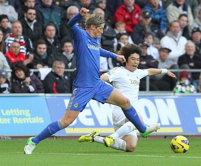 Fernando Torres disputa bola com o sul-coreano Ki Sung-Yueng no empate que custou ao Chelsea a liderança do Inglês | EFE