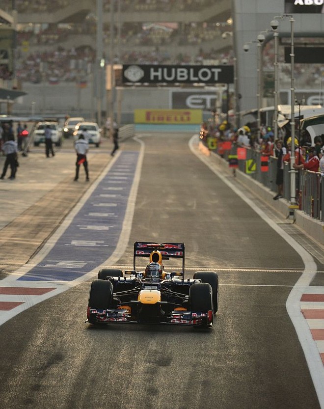 Vettel foi punido por não ter voltado aos boxex com 1 litro de combustível ao final da sessão | AFP