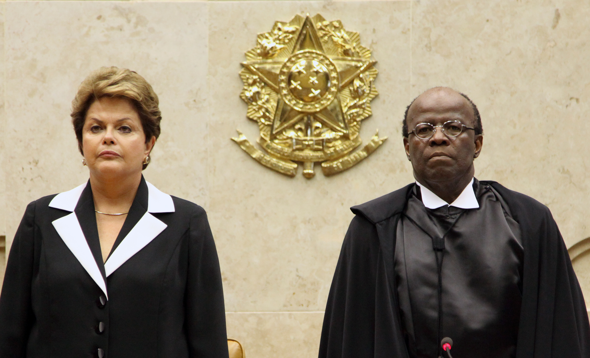 Ao lado da presidente Dilma Rousseff, o ministro Joaquim Barbosa, toma posse como presidente do Supremo Tribunal Federal | Carlos Humberto / STF / Divulgação