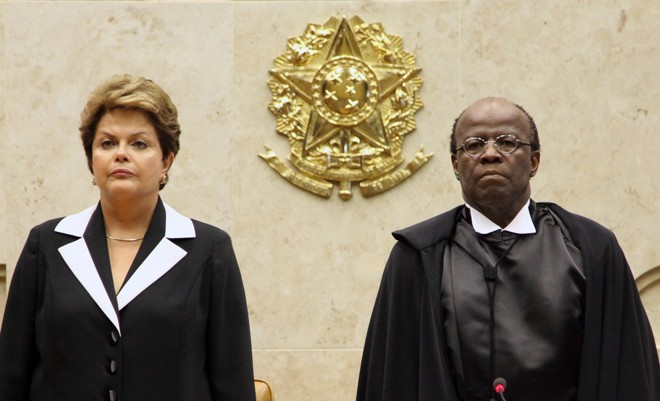 Ao lado da presidente Dilma Rousseff, o ministro Joaquim Barbosa, toma posse como presidente do Supremo Tribunal Federal |