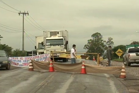 Caminhões com aves foram impedidos de entrar no frigorífico | Reprodução/Paraná TV 2º Edição