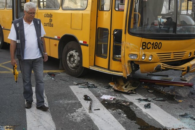 Em apuração no local do acidente a perícia detectou que apenas o ônibus freou antes de ocorrer o impacto |