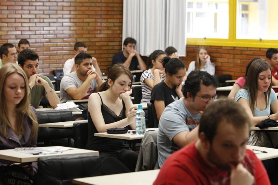 Ao todo, a correção das redações do Enem mobilizará um contingente de 5.683 corretores, 229 supervisores, 12 coordenadores e 462 auxiliares de supervisão | Marcelo Elias / Gazeta do Povo