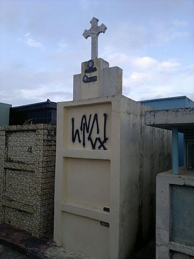 Pichações são comuns em jazigos do Cemitério Boqueirão | 