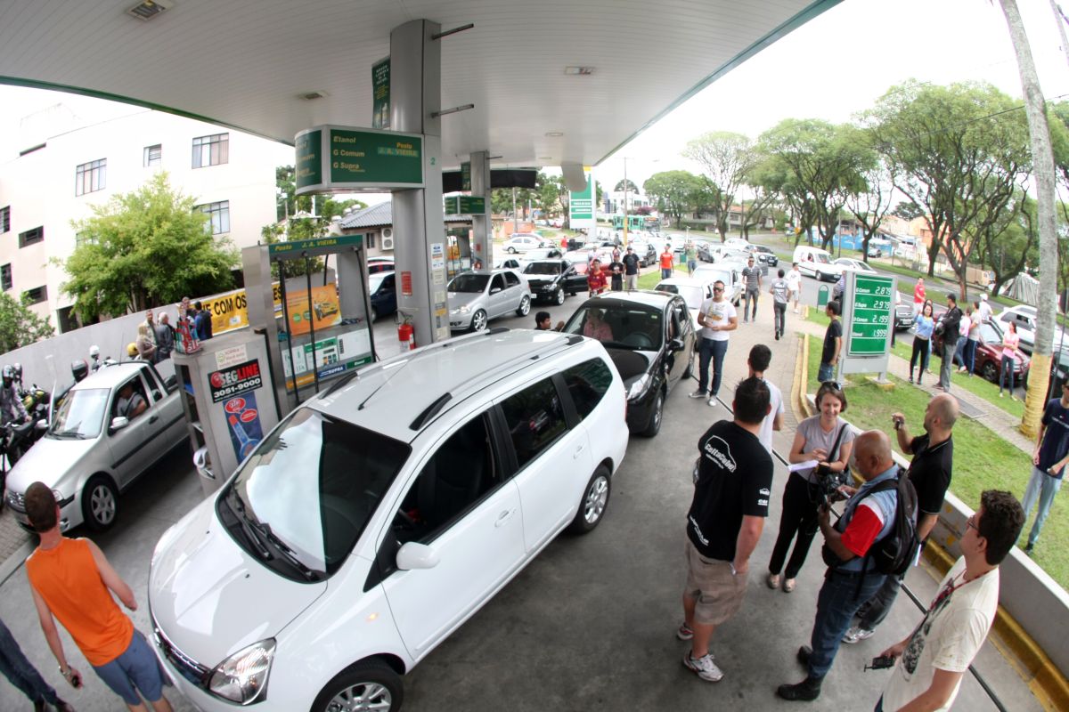 O protesto foi todo organizado pelas redes sociais na internet e mobilizou centenas de indignados com os novos preços dos combustíveis | Andre Rodrigues / Agencia de Noticias Gazeta do Povo