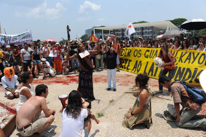 Protesto de estudantes em frente ao STF em favor dos Guarani-Kaiowa no fim de outubro | AFP/Evaristo Sa
