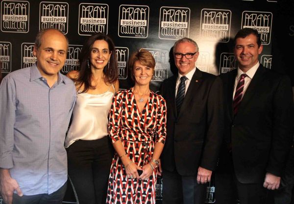 A abertura do Paraná Business Collection, na noite de terça, no Centro de Eventos da Fiep, reuniu o prefeito eleito Gustavo Fruet e a secretária da Família e Desenvolvimento Social do estado, Fernanda Richa. Os dois foram recebidos pelos anfitriões, o presidente da Fiep, Edson Campagnolo (de óculos), e o superintendente do Sebrae/PR, Allan Costa (último à dir.). Também na foto, a empresária Yrit Czerny, da Lafort, grife que abriu o evento | Jader da Rocha