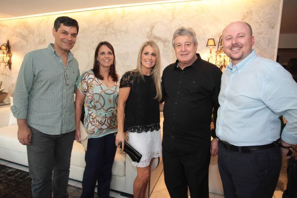 A empresária curitibana Simone Kovalhuk (de blusa com estampa) e Giovani Araldi (camisa azul), diretores da marmoraria Michelangelo, e o representante da empresa em São Paulo, Sérgio Navarro (à esq.), prestigiaram a abertura da mostra Artefacto Beach & Country, domingo, na capital paulista. A Michelangelo forneceu o Mármore Branco Paraná para dois ambientes. Com eles na foto, o proprietário da Artefacto, Albino Bacchi, e sua mulher, Diva Vecchi (ambos ao centro) | Jader da Rocha