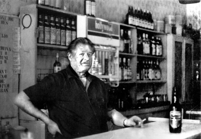 José Vieira Negrão, oZézito, no balcão de seu bar, na década de 1960 |