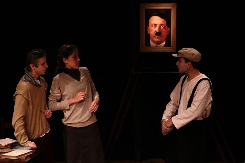 Quatorze atores participam de Um Olhar Brechtiano, peça que denuncia o capitalismo e rompe com a ilusão do teatro | Divulgação