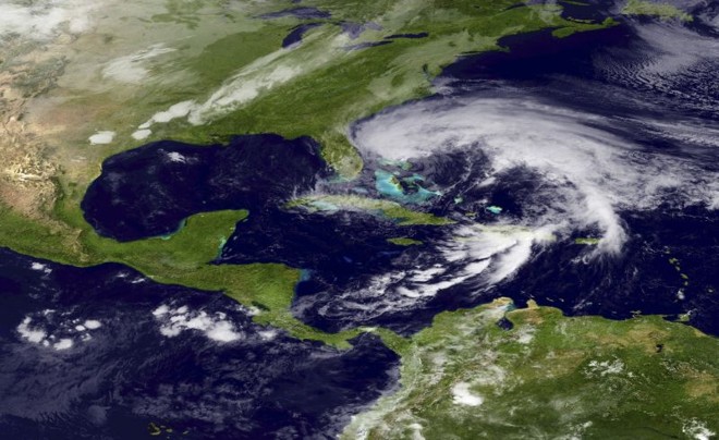Imagem da Administração Atmosférica e Oceânica Nacional mostra o furacão Sandy na costa da Flórida no último dia 26 | The New York Times