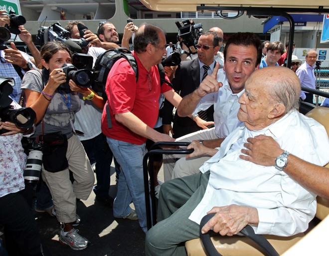 Niemeyer percorreu cerca de 200 metros da avenida do samba, no Carnaval, em uma espécie de carrinho de golfe |