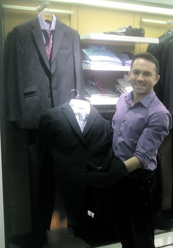 O personal stylist Fabiano Carvalho, da VR Menswear, mostra o traje igual ao que Gustavo Fruet usará na posse no cargo de prefeito de Curitiba nesta terça-feira. Trata-se de um costume Guabello preto com trama e bolso ticket | Reinaldo Bessa