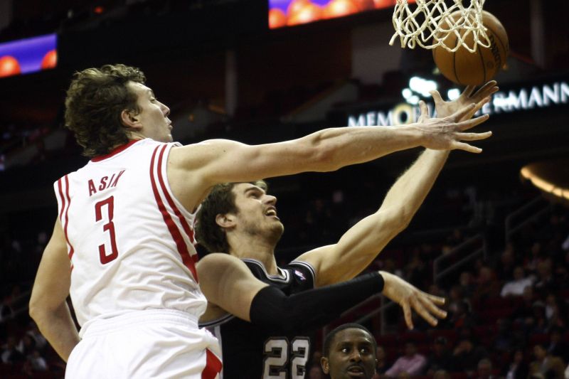 Com 10 pontos e cinco rebotes, Tiago Splitter colaborou na vitória do Spurs sobre o Rockets | Reuters