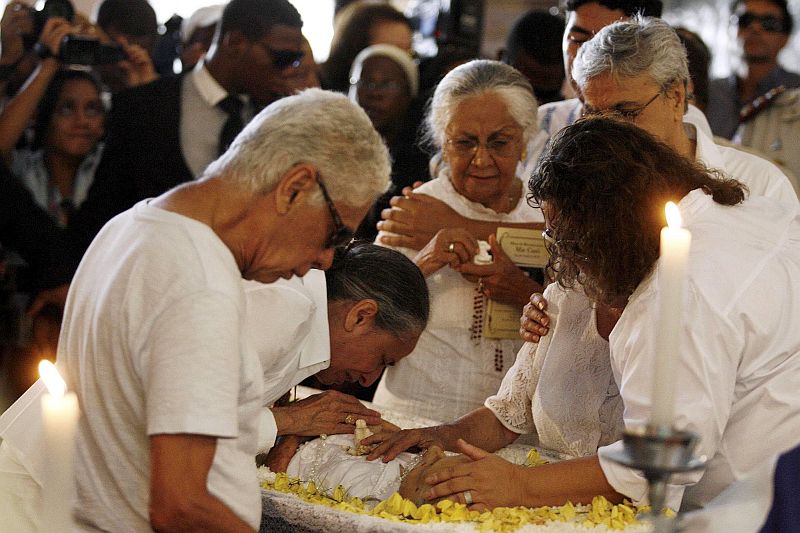 Amigos e parentes se despedem de dona Canô | Raul Spinasse/ Folhapress