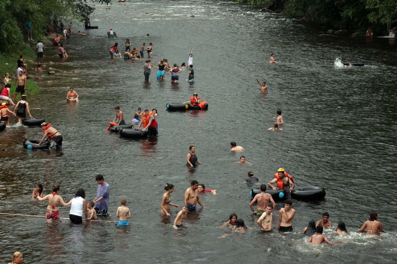 Rio Nhundiaquara, em Morretes, atrai grande número de veranistas no fim de ano | Walter Alves/Agência de Notícias Gazeta do Povo