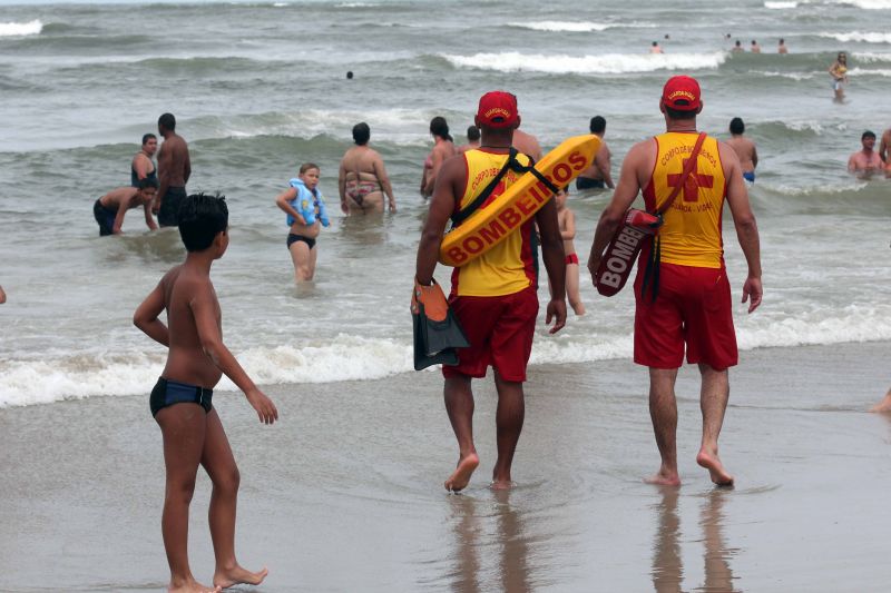 Veranistas nadam sob o olhar atento dos Guarda Vidas em Guaratuba | Walter Alves/Gazeta do Povo