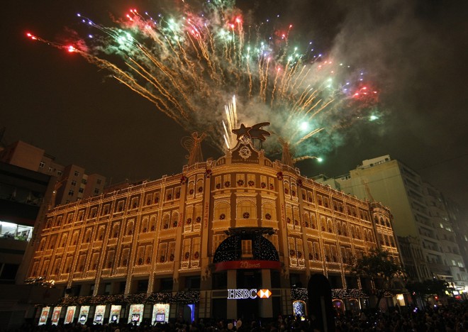 Explosões de várias tonalidades, no encerramento da apresentação de 2010 | 