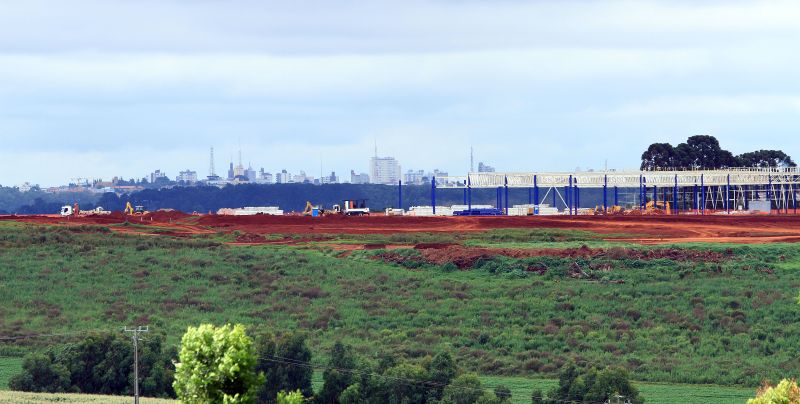 Obras para construção da fábrica da montadora de caminhões Paccar, em Ponta Grossa: interiorização dos investimentos ainda é desafio para o Paraná. Fundo pode ajudar na interiorização | Luciano Mendes/ Gazeta do Povo