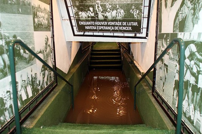 Túnel que dá acesso ao vestiário do Couto Pereira alagado por causa da forte chuva | 