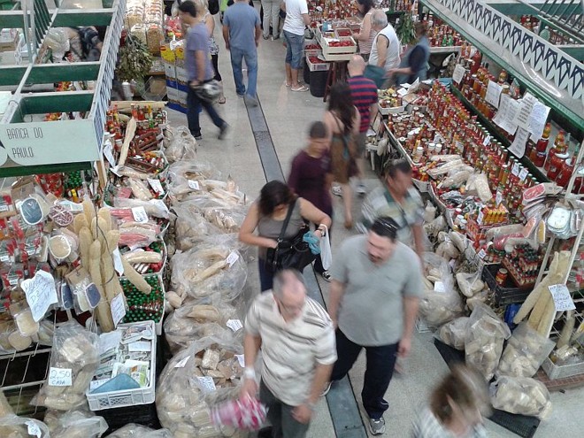 Os corredores ficaram lotados de pessoas em busca de produtos frescos para a tradicional ceia |