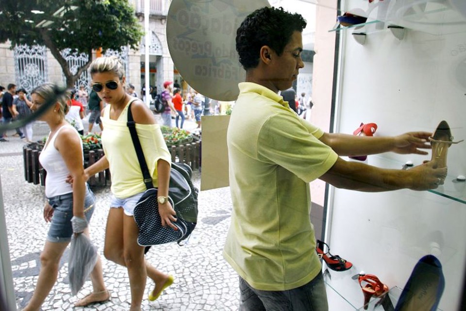 Papai Noel errou o caminho Loja de calçados na Rua Quinze tenta tornar as prateleiras mais atraentes: comerciantes põem fé nos atrasadinhos | Marcelo Andrade/ Gazeta do Povo