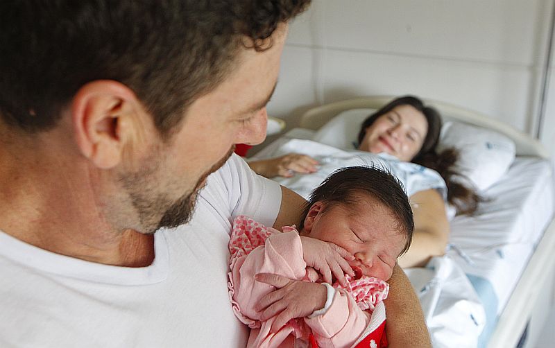 Ivalino e Viviane Simioni com a filha Luiza na Maternidade Nossa Senhora de Fátima: escolha da data especial facilita lembrar do aniversário da criança | Daniel Castellano/Gazeta do Povo