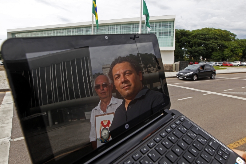 Marco Aurelio Sartorelli (à direita) e Paulo Roberto Silveira, do movimento Acorda Cidadão!, que buscam apoiadores na rede | Daniel Castellano/ Gazeta do Povo