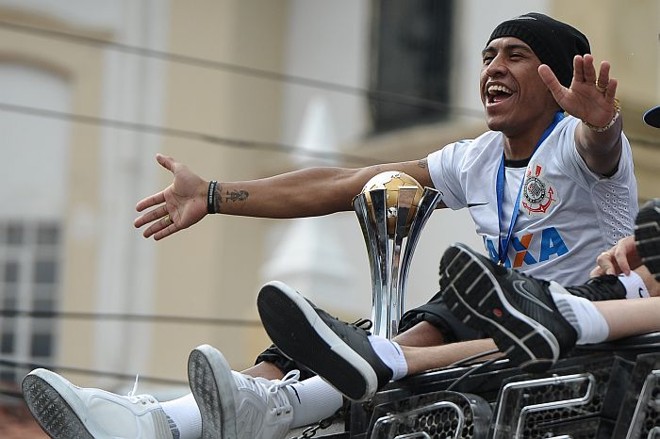 Paulinho segura o troféu de campeão mundial na festa do Corinthians em São Paulo | 