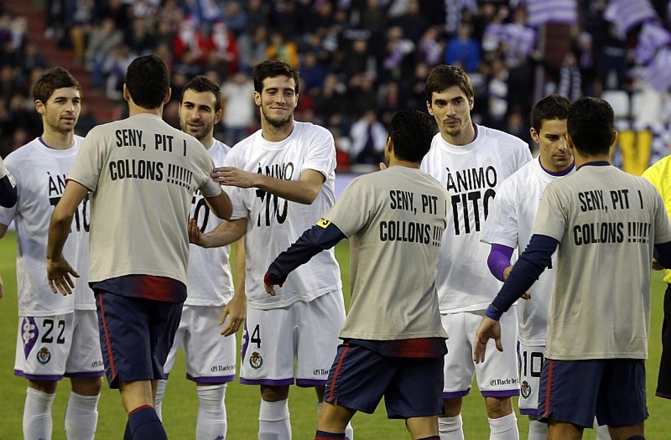 Vilanova recebe alta após cirurgia para tirar tumor Barcelona e Valladolid entraram em campo com mensagens de apoio a Tito Villanova neste sábado | Cesar Manso / AFP
