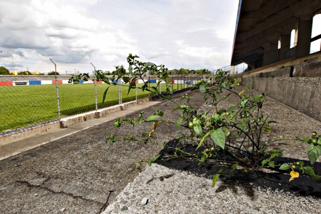 Estádio sofre com a falta de uso e manutenção |