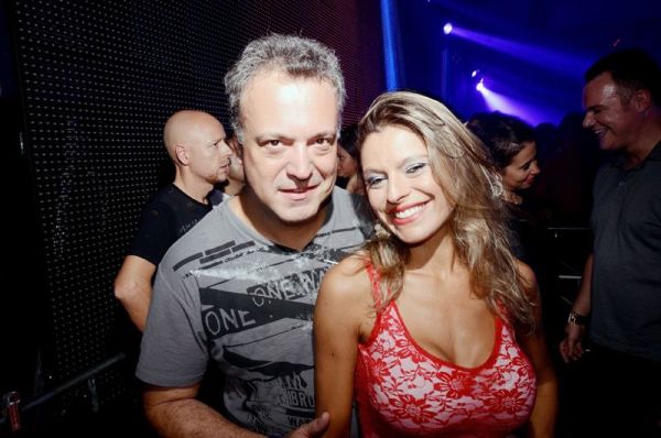 O DJ Rodrigo Vieira, filho da atriz Suzana Vieira, com a namorada, Ketryn Coetten, na balada de Natal da Liqüe, no Espaço Torres, onde ele tocou. Rodrigo se apresentou com seus colegas de picapes Albuquerque e Leo Beraldin antes das atrações internacionais da noite, o holandês Martjin Ten Velden e o australiano Christian Luke | Luizo Cavet