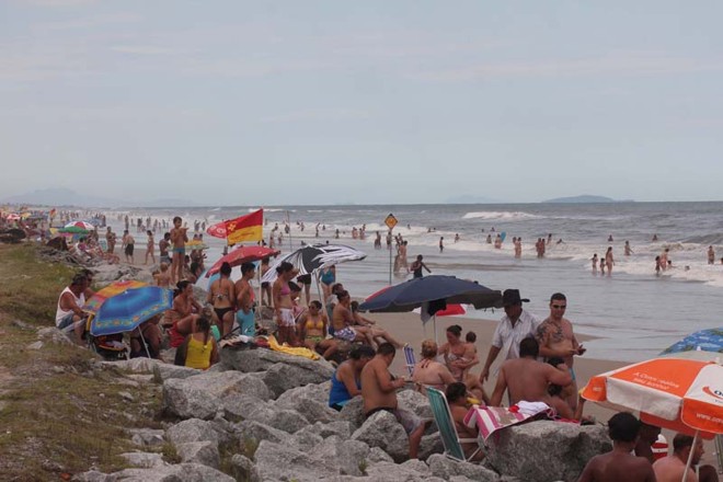 Em Guaratuba, os turistas lotaram as areias no sábado que antecedo o réveillon | 
