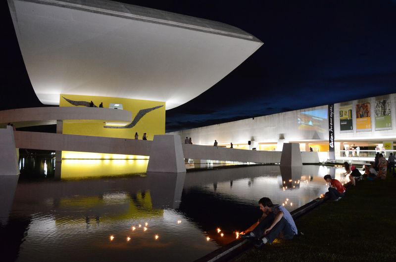 Estudantes homenagearam Niemeyer acendendo velas no MON | Kraw Pennas