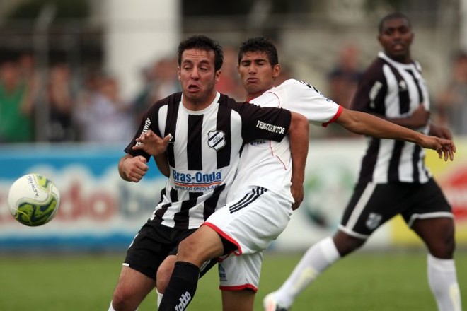 Guilherme, do Iguaçu, disputa a bola com Luciano, do CABA | 