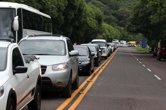 Os motoristas tiveram que ter muita paciência para enfrentar a fila para a travessia no ferryboat | 