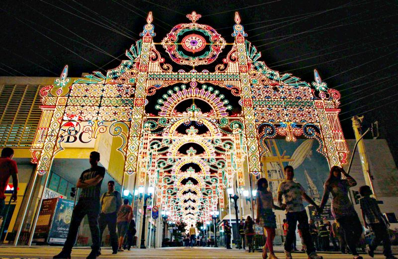 A Galeria de Luz da Rua XV vai ser acesa pela primeira vez na próxima terça-feira: 50 mil lâmpadas coloridas | Daniel Castellano/ Gazeta do Povo