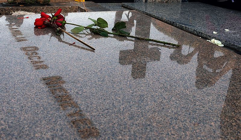 Túmulo onde o arquiteto Oscar Niemeyer foi sepultado no cemitério São João Batista, no Rio | AFP PHOTO /VANDERLEI ALMEIDA