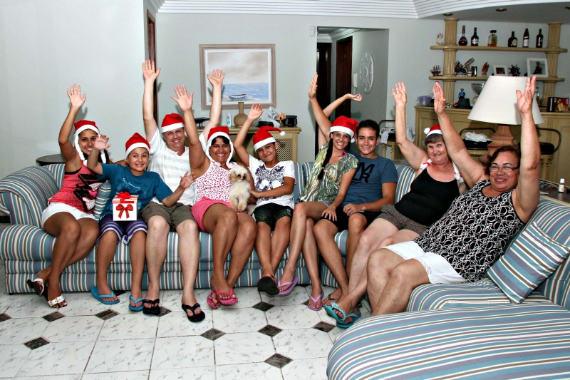 A família de Marcelo e Cláudia Dias Ferreira (ela ao lado dele, com o cachorro no colo) está pronta para celebrar a noite de Natal | Walter Alves/Gazeta do Povo