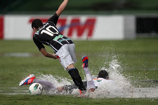 Júnior Urso passa lotado na dividida com Deretti, do Figueirense | 