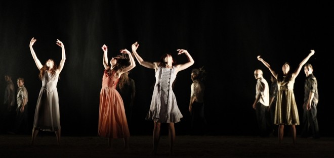 Os cenários e figurinos são de Pedro Santiago Cal |