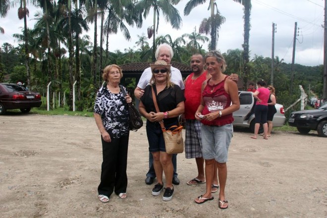 Sirlene Corlleone (de chapéu), turista que veio de Rondônia, diz que se encantou por Morretes. Ela curte o Litoral do PR com a família |