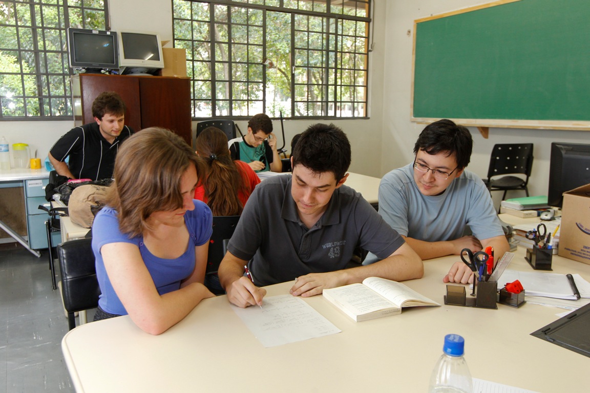 Alunos das federais terão de dividir o calor e o sol de janeiro com os estudos. Matheus Bannack (no centro) é um deles. | Daniel Castellano / Gazeta do Povo