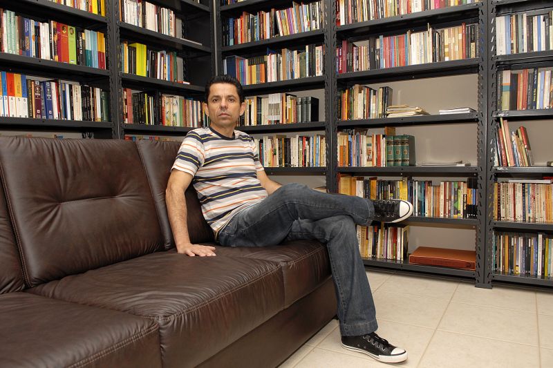 Miguel Sanches Neto mistura ficção a personagens reais em seu novo romance | Celso Margraf/Divulgação